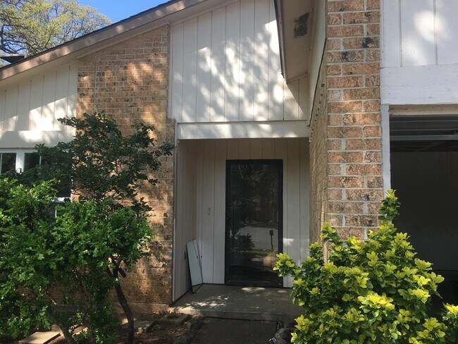 Building Photo - 1303 Shady Hollow