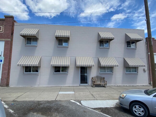 Building Photo - 218 Main St