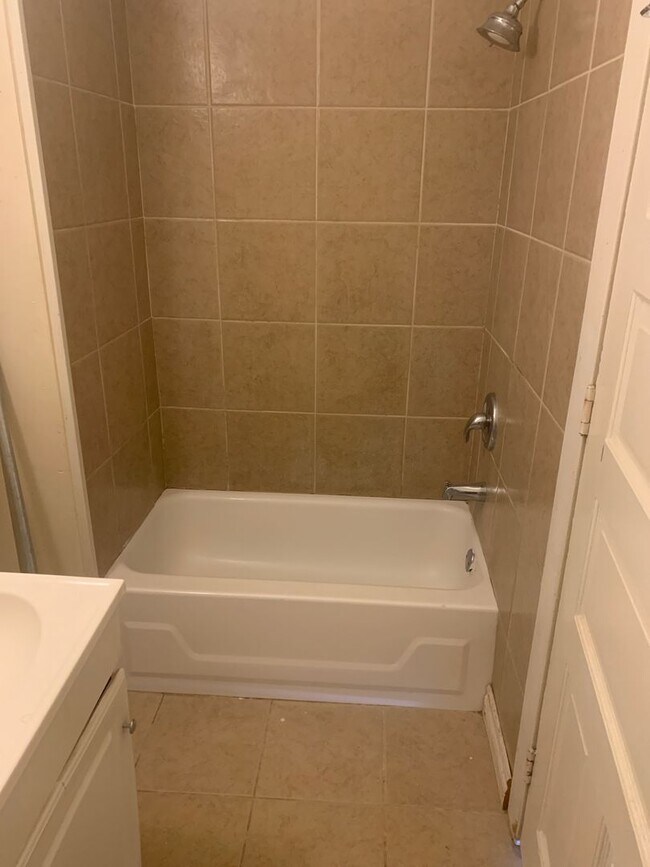 Foto del edificio - 3rd Floor 1 Bedroom Apartment-West End of ...