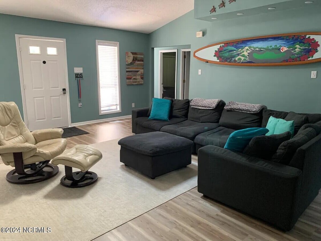 Primary Photo - 255 Oakleaf Dr
