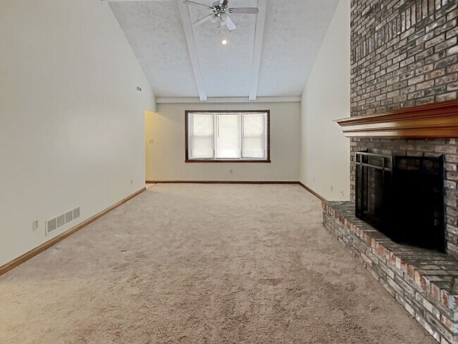Building Photo - 3 Bedroom Home Near Morse Lake
