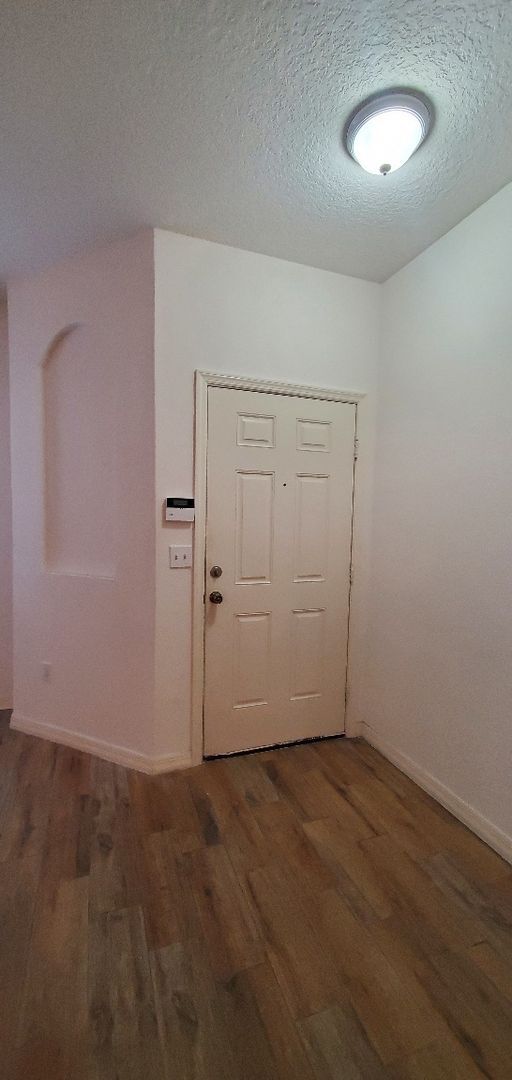Foto del edificio - Beautiful 2-Bedroom, 2.5-Bathroom Townhome...