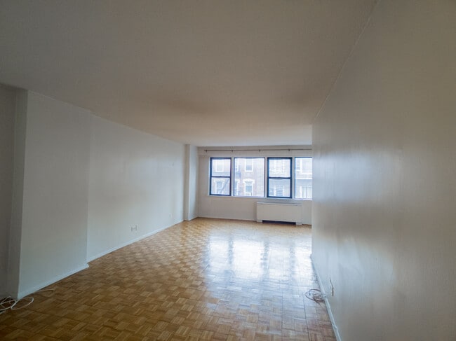Living Room - 520 E 81st St
