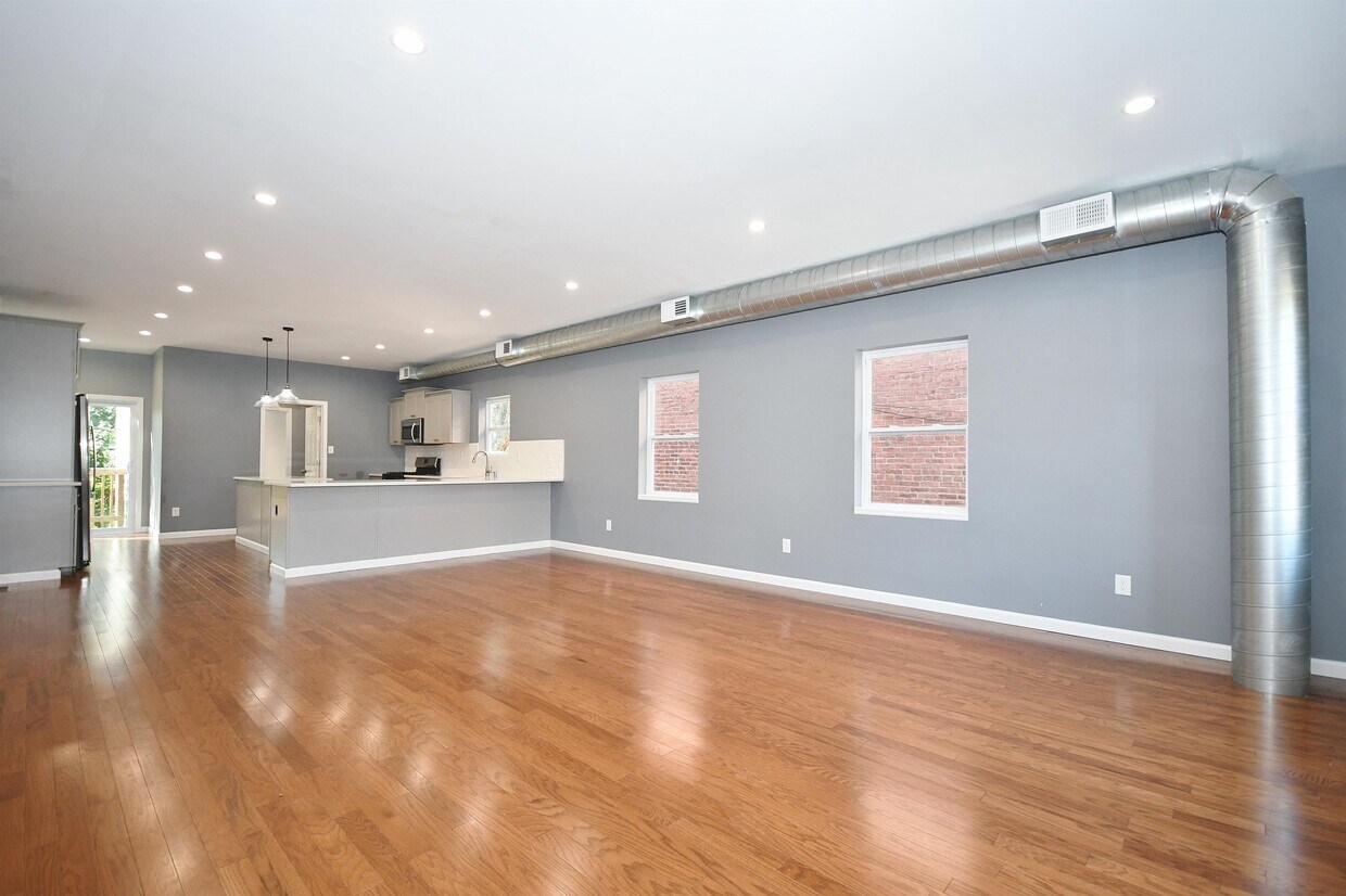 Primary Photo - 210 Ophelia St