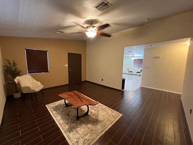 Building Photo - 3 BEDROOM HOME NEAR THE FOOTHILLS!