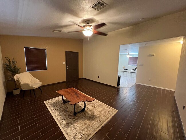 Foto del edificio - 3 BEDROOM HOME NEAR THE FOOTHILLS!