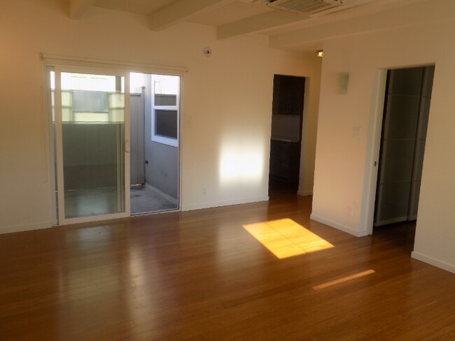 Building Photo - 153 S Reeves Dr