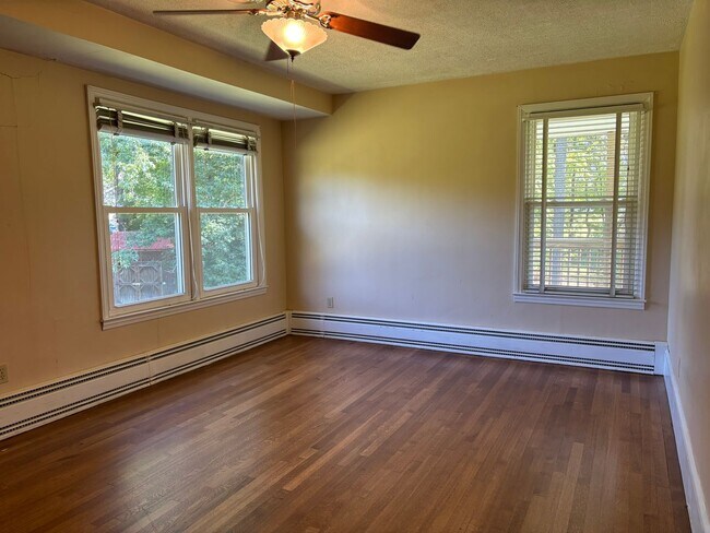 Building Photo - Spacious 3 Bedroom Convenient to Greensbor...