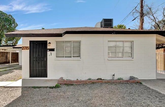 Building Photo - 2715 E Oak St