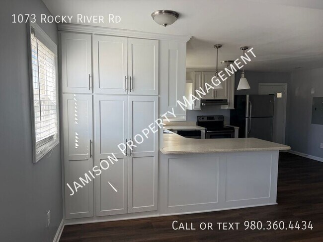 Foto del edificio - 1073 Rocky River Rd