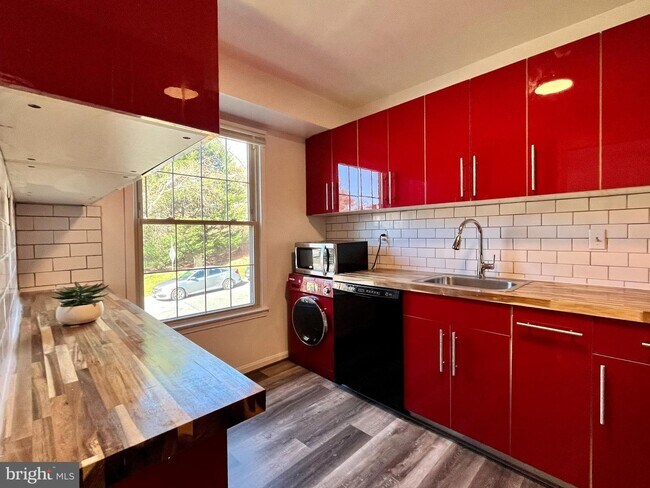 Foto del edificio - 6022 Westchester Park Dr