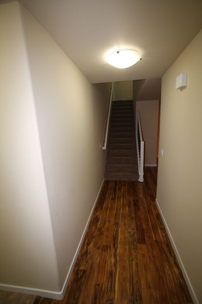 Building Photo - 3 Bedroom South Anchorage Townhouse!