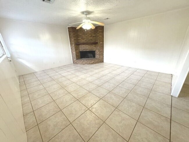 Building Photo - 5090 Moonmist Dr