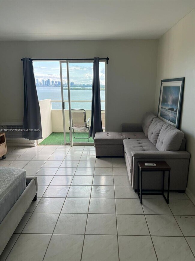 Foto del edificio - 7904 West Dr