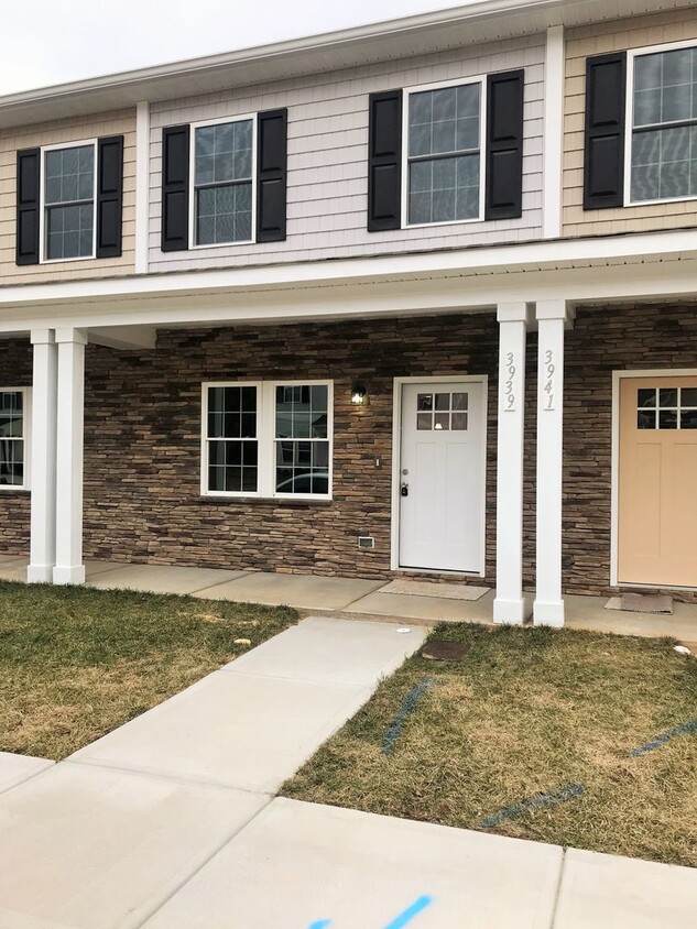 Foto principal - 3 Bedroom Townhome in Hickory