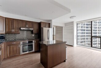 Building Photo - 33 Harbour Square