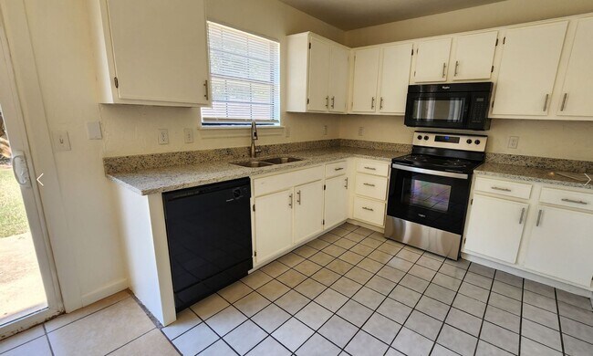Foto del edificio - 3 Bed 2 Bath Townhome!
