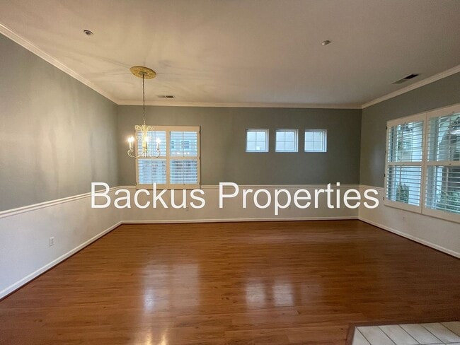 Foto del edificio - Wonderful four bedroom home close to shopping centers and parks