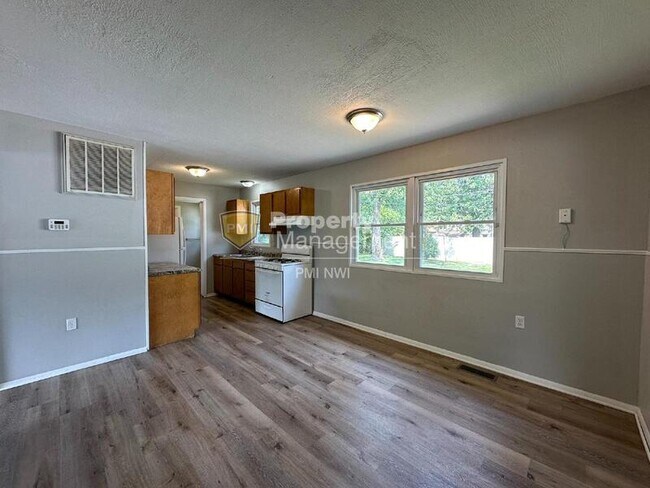 Building Photo - 379 Greendale Dr