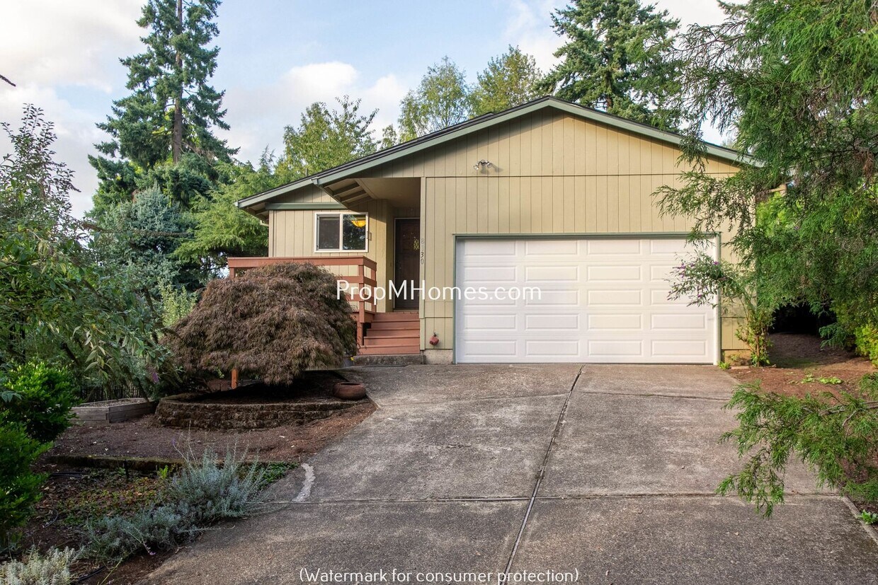 Foto principal - Spacious 3 Bedroom Home on an Oversized lo...