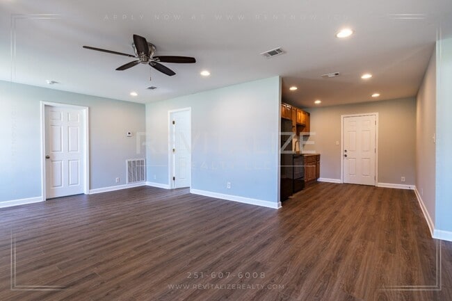 Foto del edificio - **NO SECURITY DEPOSIT** 5 Bedroom Home in ...