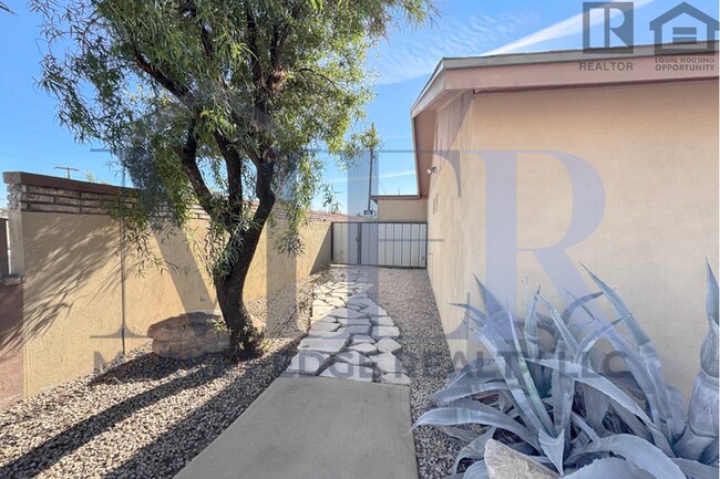 Foto del edificio - 5Bed/5Bath House at University Dr/Priest Dr! $199 MOVE-IN SPECIAL! Ready for Immediate Move-In!