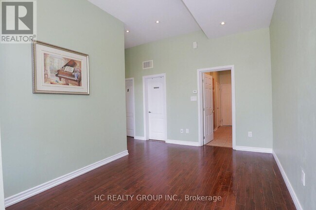 Photo du bâtiment - 2725-2725 Bur Oak Ave