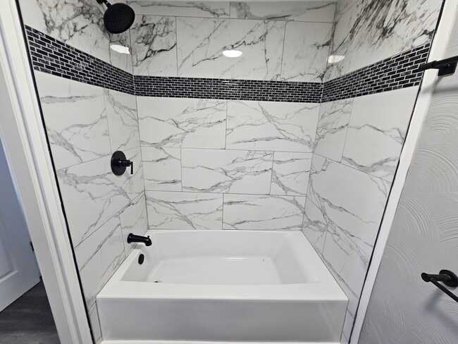 Building Photo - Newly updated 2 bedroom 1 bath apartment f...