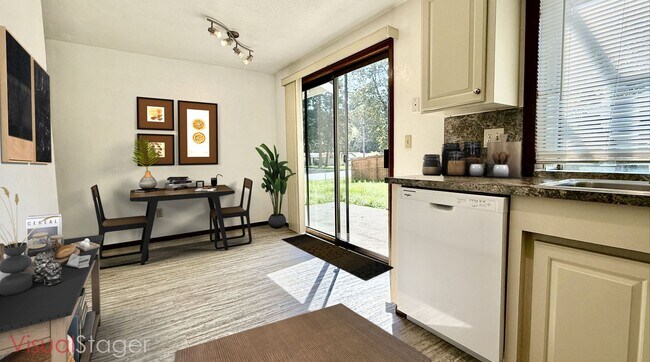 Foto del edificio - Two Bedroom Townhome with AC, Garage & Ful...