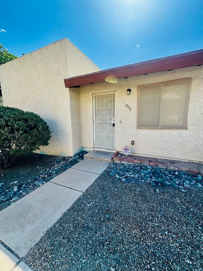 Building Photo - FOR RENT