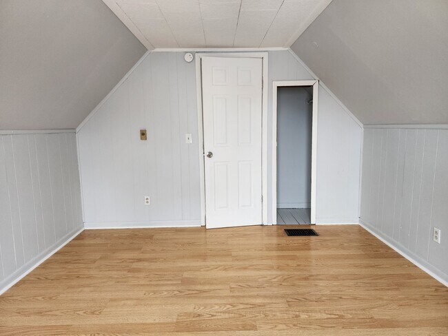 Building Photo - 385 Hague St