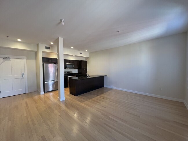Foto del edificio - Putnam Hotel – $2,041 – 1 Bedroom/1 Bathroom, 755 SQ.FT. – UTILITIES INCLUDED