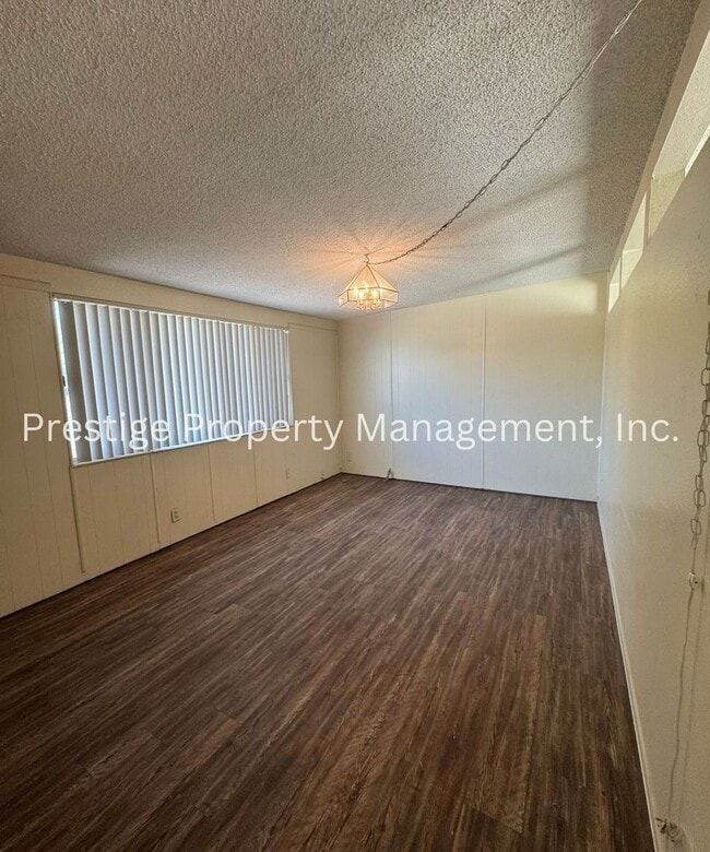 Building Photo - Charming, Centrally Located Brick House!