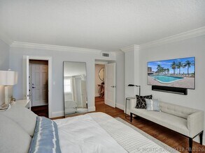 Building Photo - 1051 Hillsboro Mile