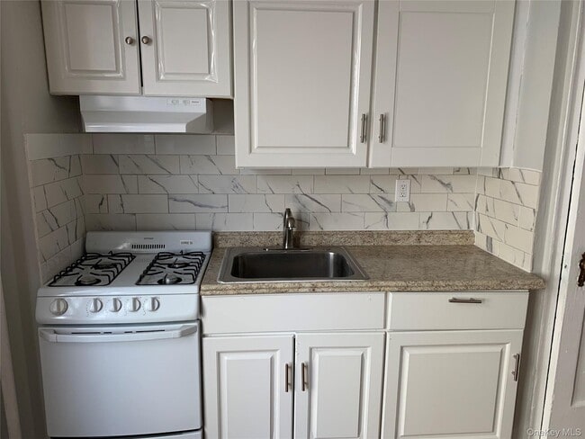 Building Photo - 215 E Broadway