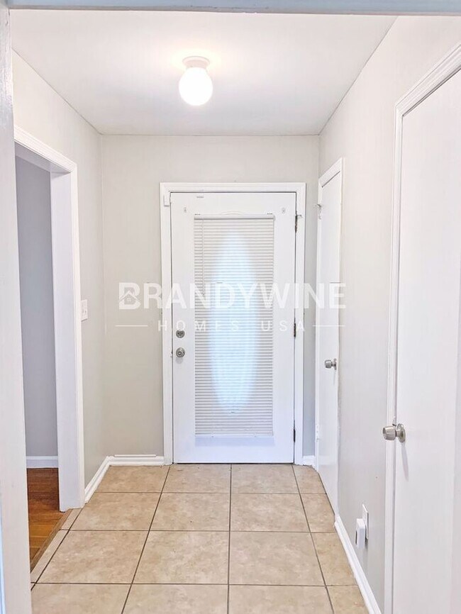 Building Photo - MOVE IN BY DECEMBER 24TH AND RECEIVE HALF ...