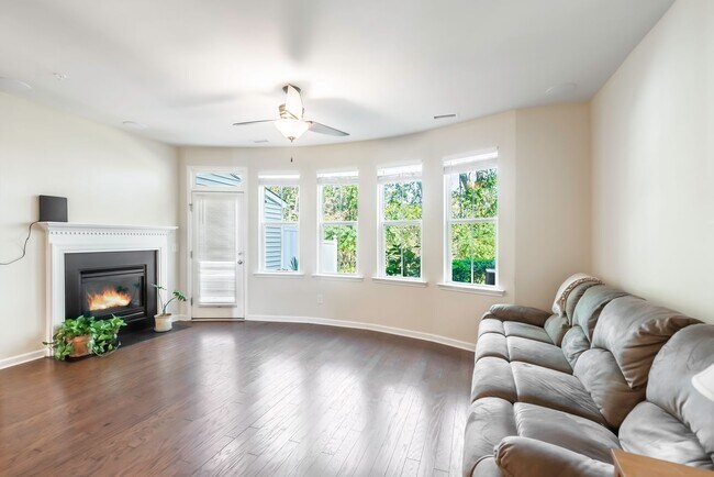 Building Photo - Beautiful 3-Bed, 2.5 Bath Townhome Availab...
