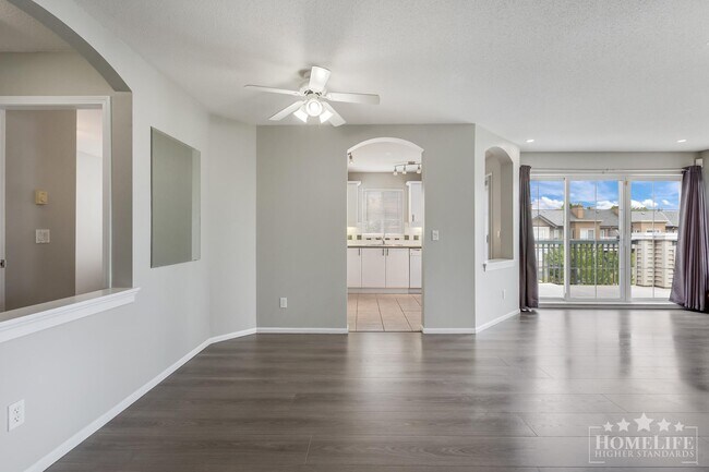 Photo du bâtiment - Spacious Top Floor 2 Bedroom + Den Corner Condo for Rent at Rockport – Langley