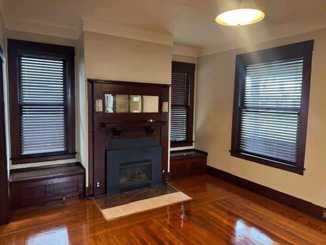 Foto del edificio - 4 Bedroom Home Beautifully Updated w/ Original Character