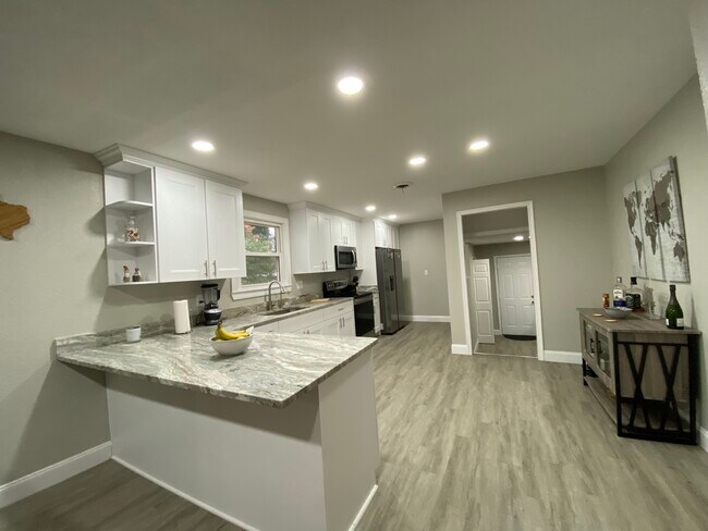 Building Photo - 6425 Sedgefield Dr