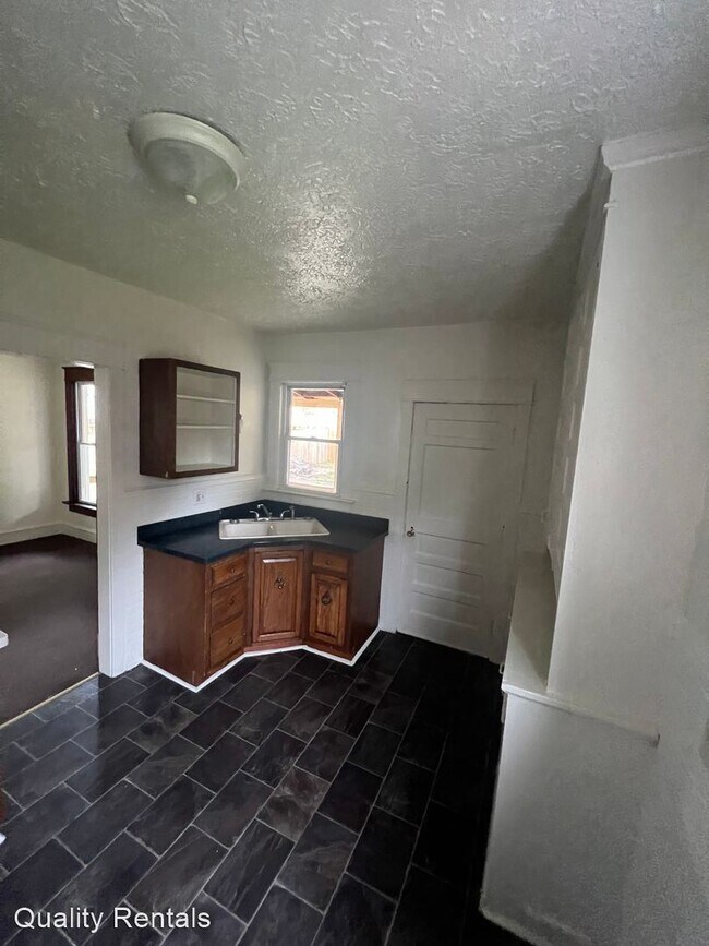 Building Photo - 4 br, 1 bath House - 833 E 26TH