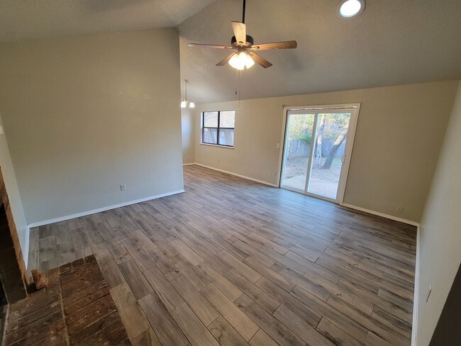 Building Photo - 3 bed 2 bath at a great price!