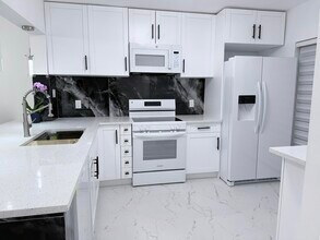 Building Photo - 300 E Club Cir