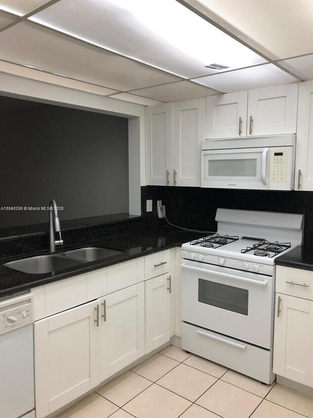 Foto del edificio - 18051 NW 68th Ave