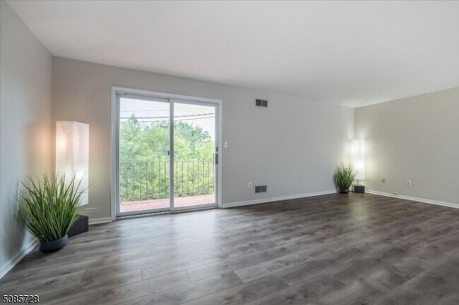 Foto del edificio - 317 Ringwood Ave