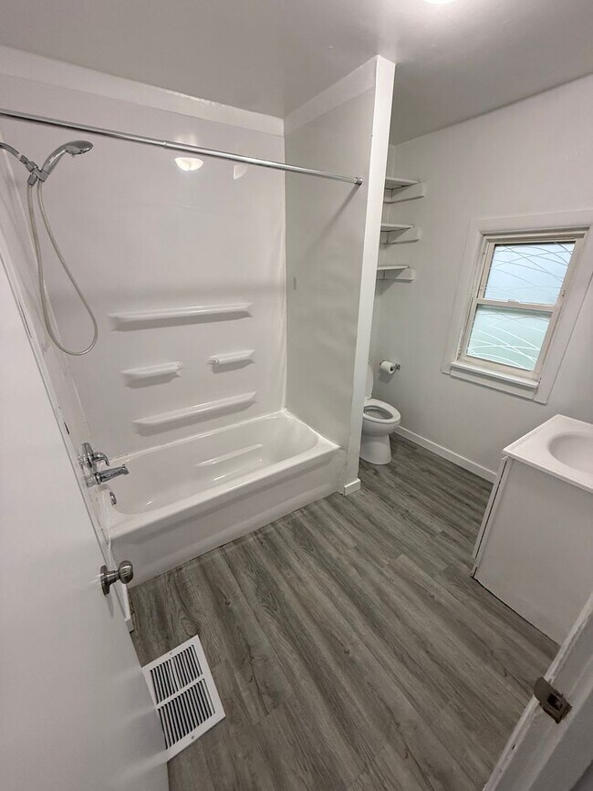 Foto del edificio - Cute 2 Bedroom Home with Large yard!