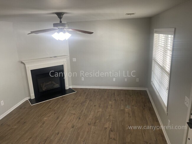 Building Photo - Beautiful 3b Room!Move in ready!