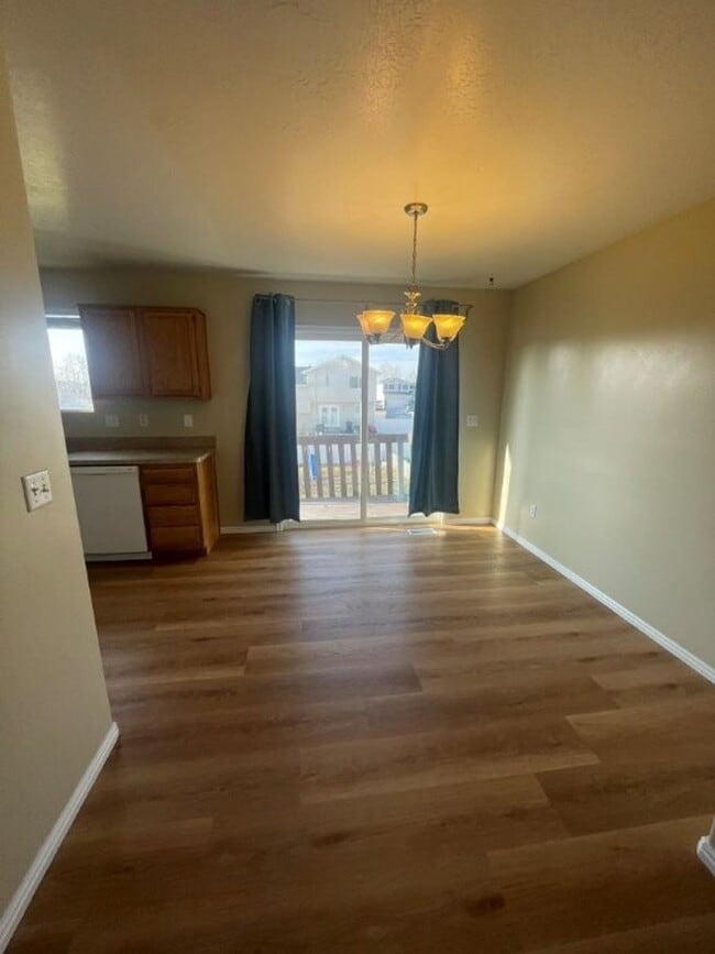 Building Photo - Your New Chapter Starts Here – 5 Bed, 2 Bath Syracuse Home + 2 Weeks Free!