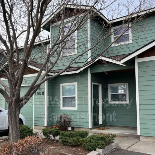 Building Photo - 1558 SW Reindeer Ave