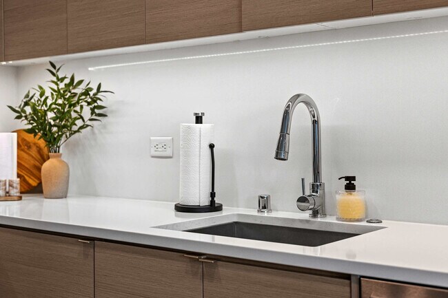 Foto del edificio - 1049 Seventh Avenue-FL7-ID1228264P